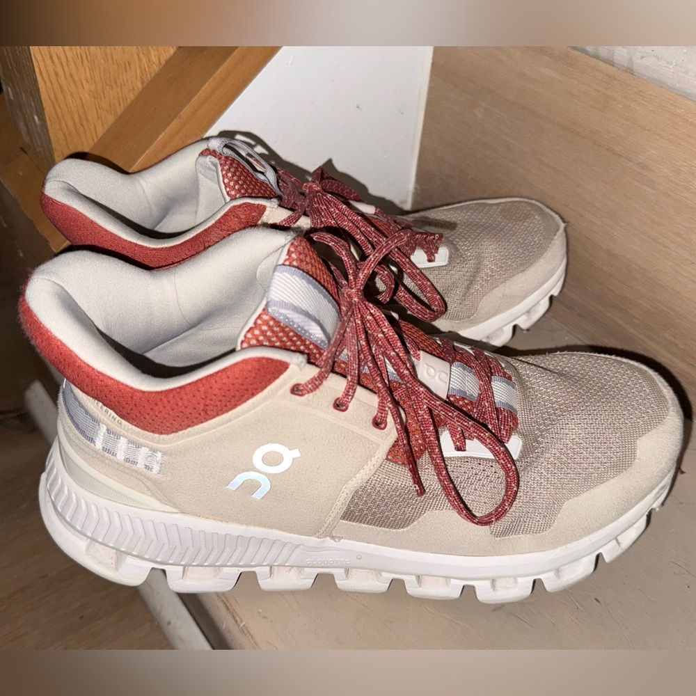 Women’s OnCloud Shoes (size 8.5)